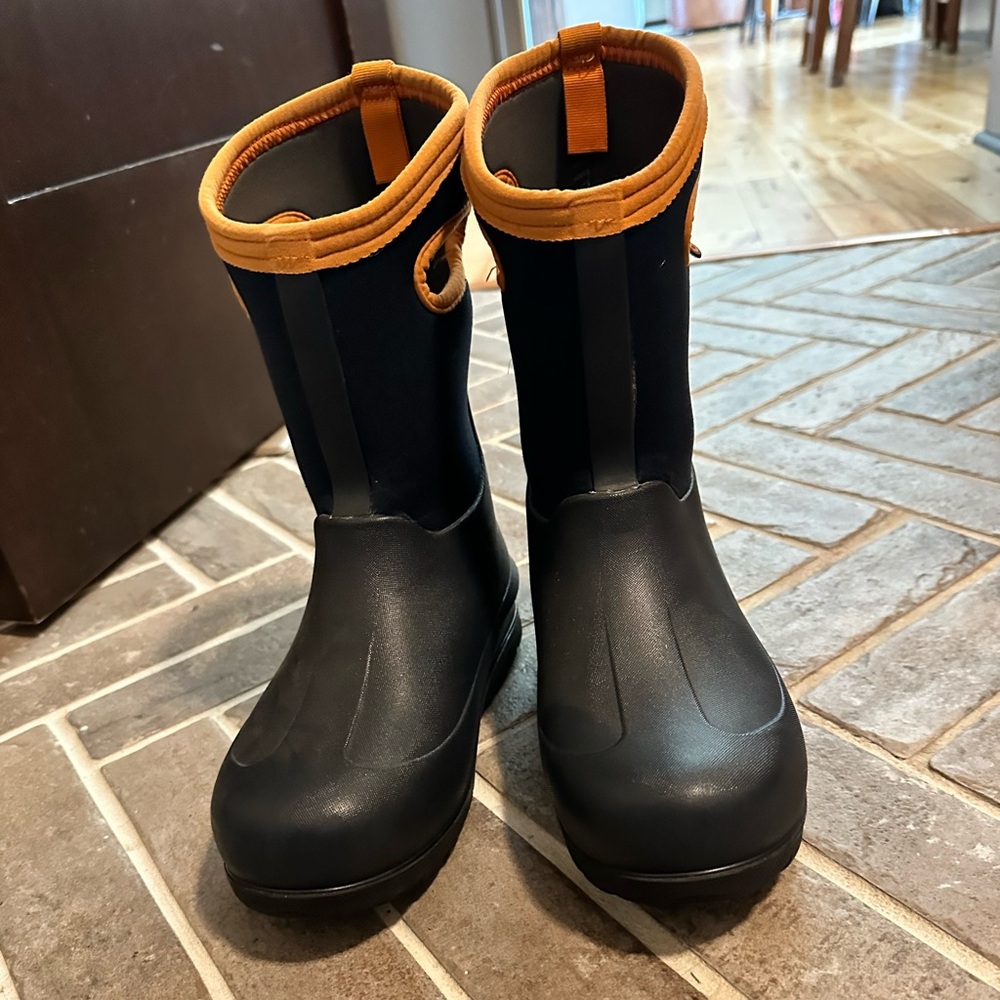 Bogs Kids Boots in navy and Orange